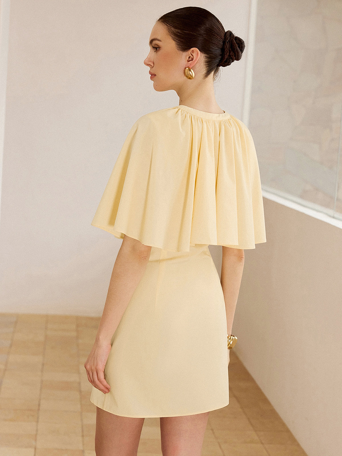 Robe courte boutonnée à manches cape