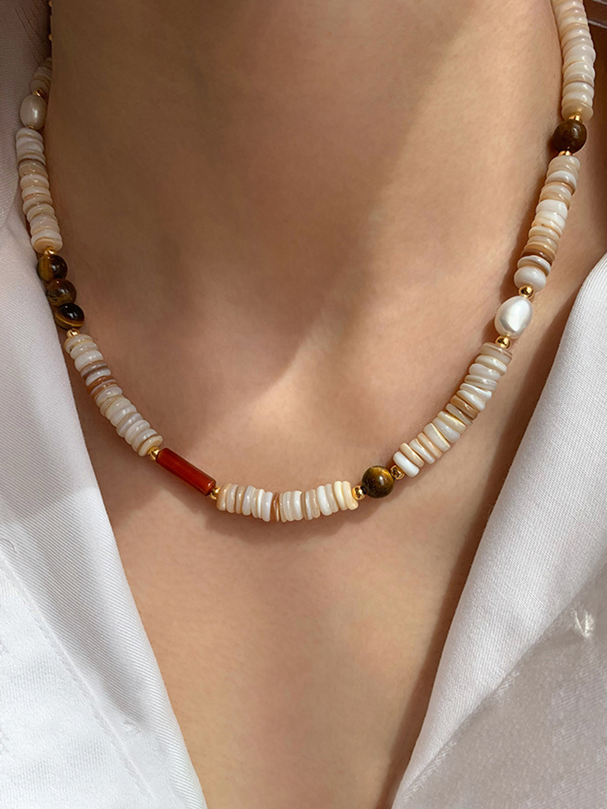 Halskette mit Tigerauge- und Muschelperlen