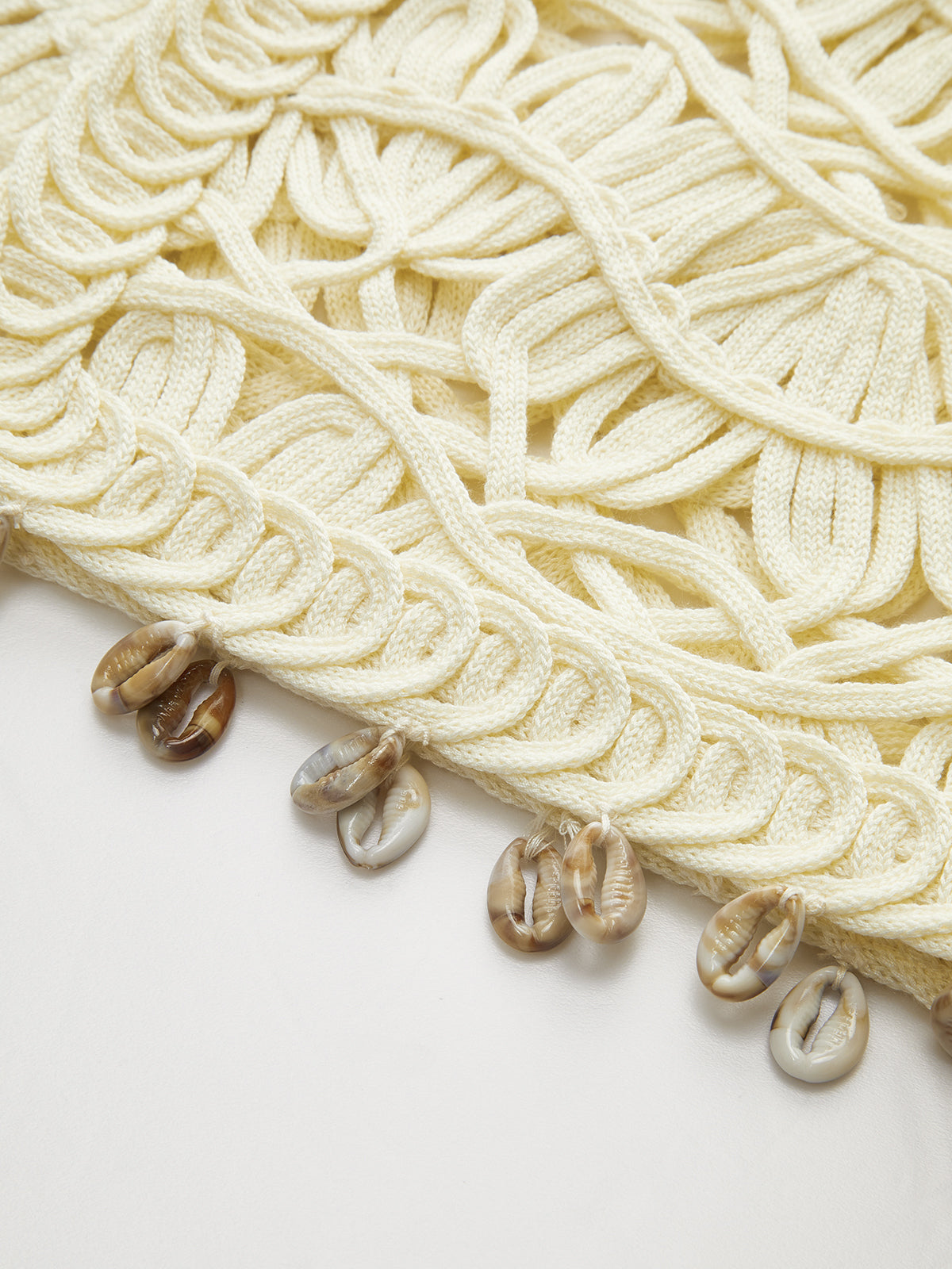 Gilet en crochet orné de coquillages