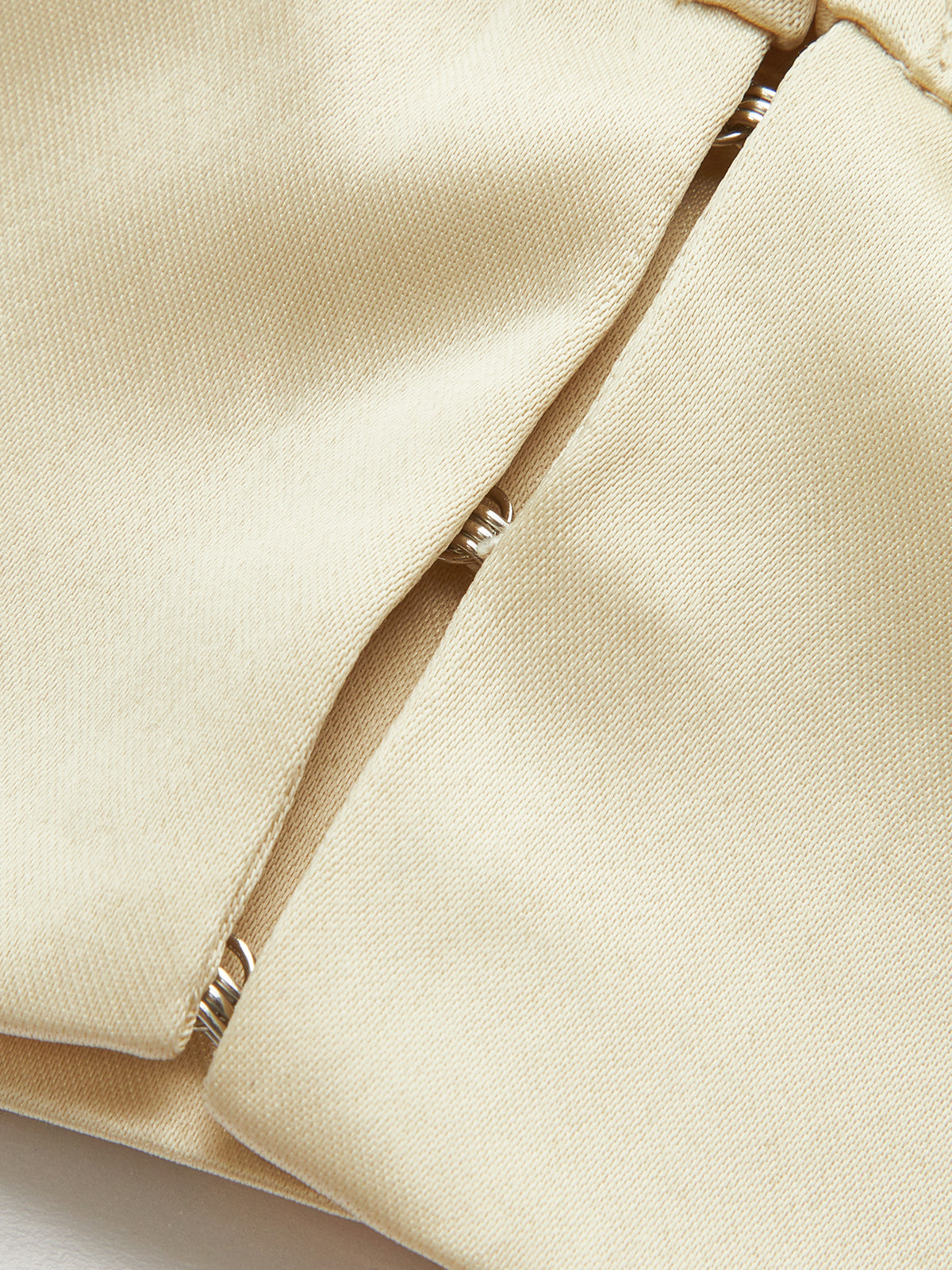 Haut court en satin avec détails métalliques