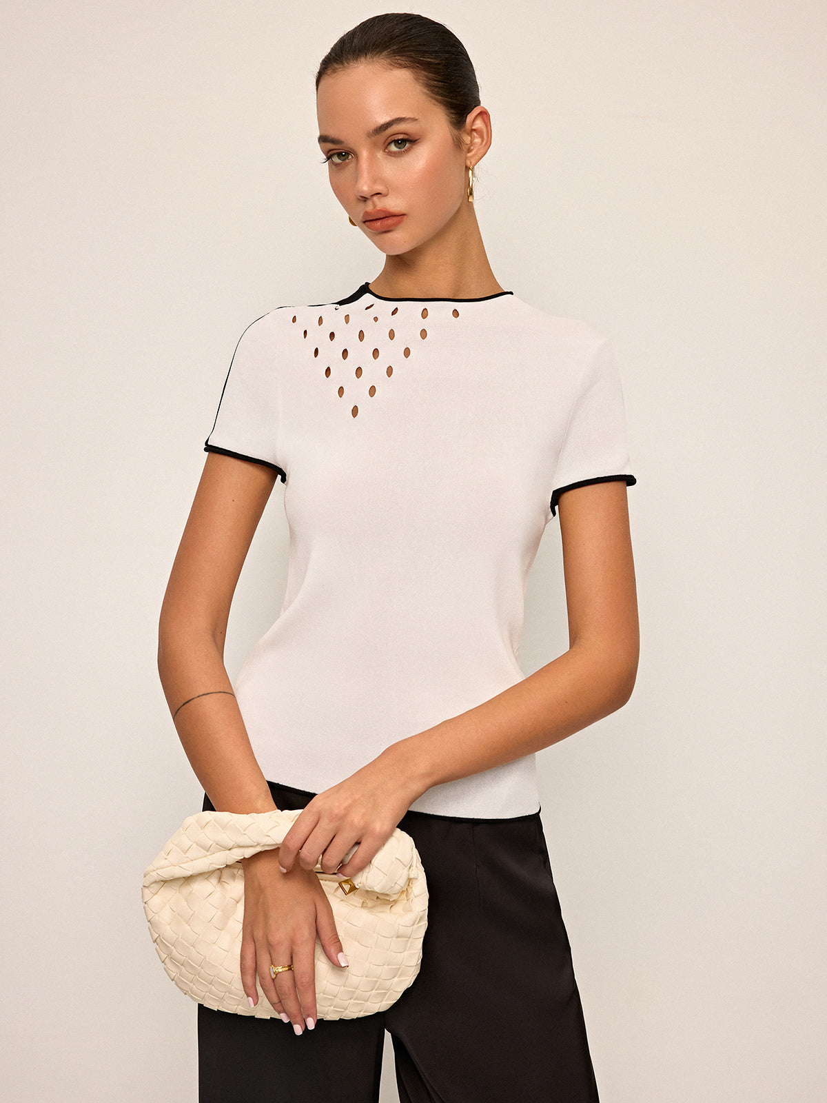 Strickoberteil mit Cut-Out-Details und Kontrastbesatz