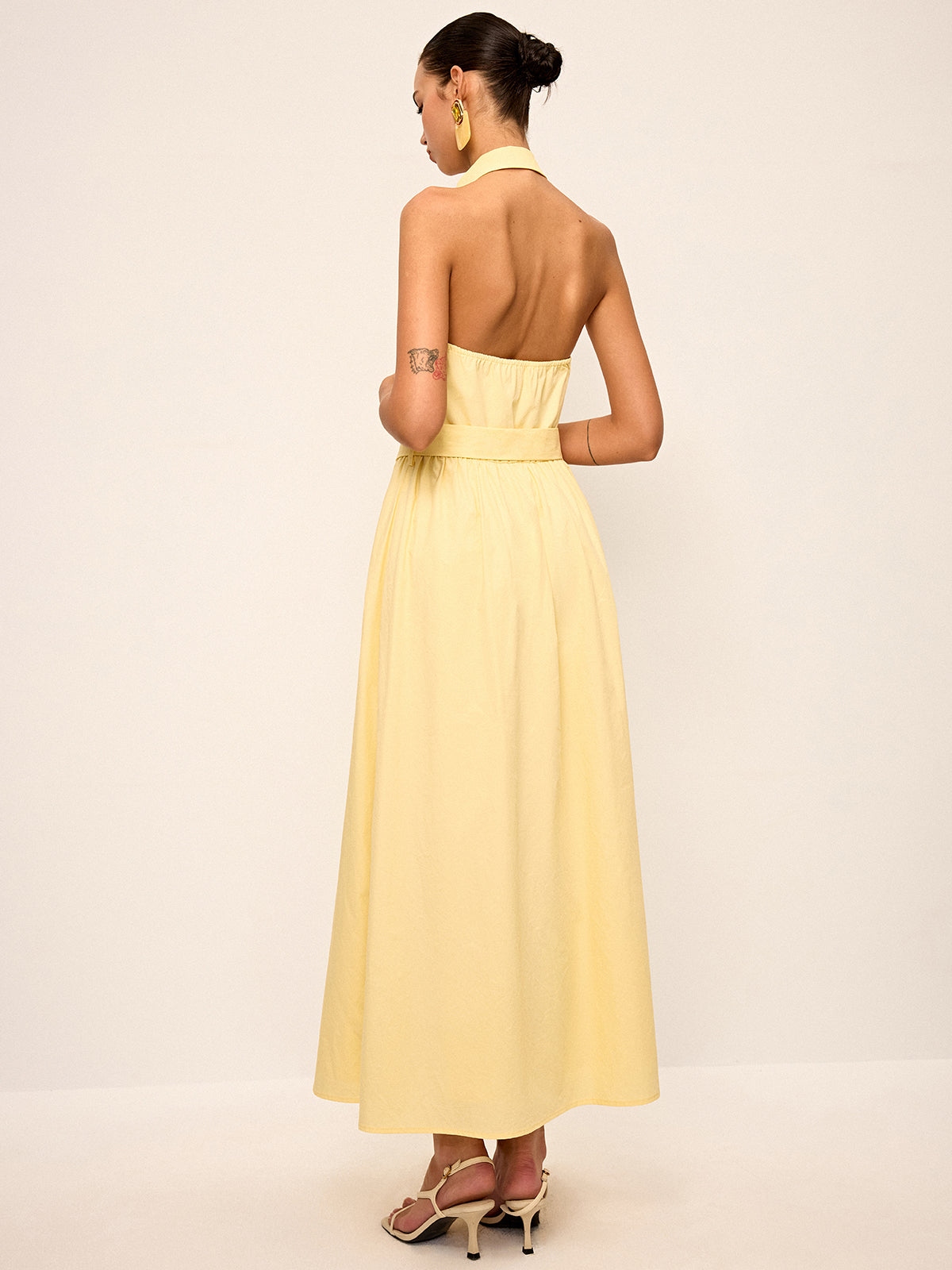 Robe chemise dos nu à col halter avec ceinture