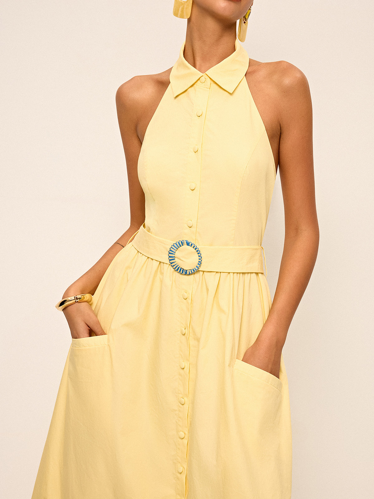 Robe chemise dos nu à col halter avec ceinture