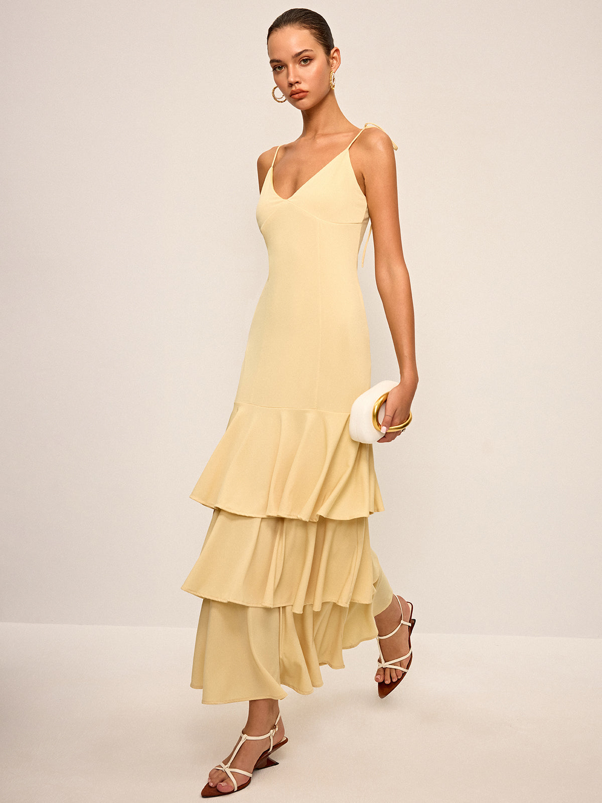 Robe longue étagée à bretelles nouées