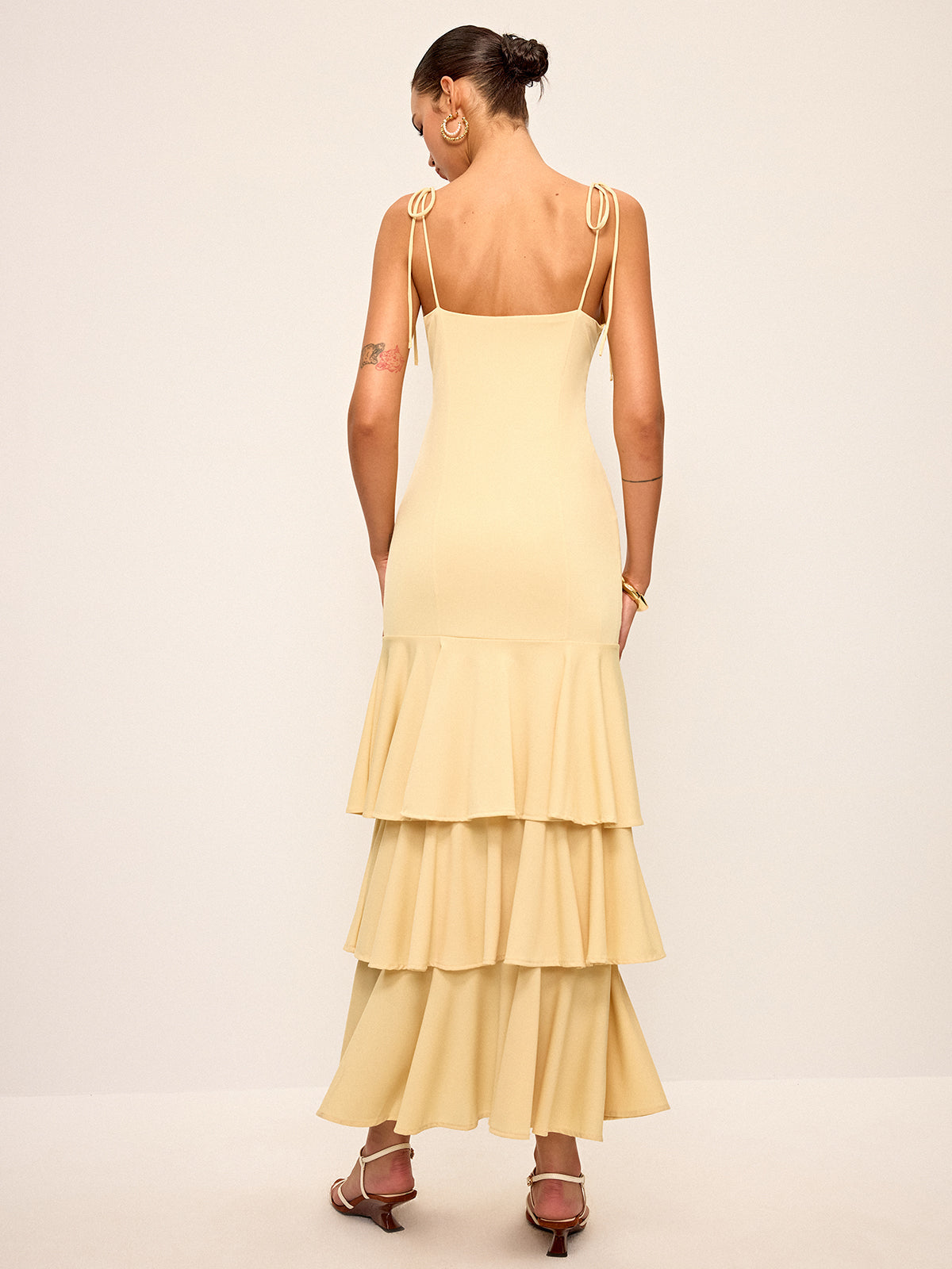 Robe longue étagée à bretelles nouées