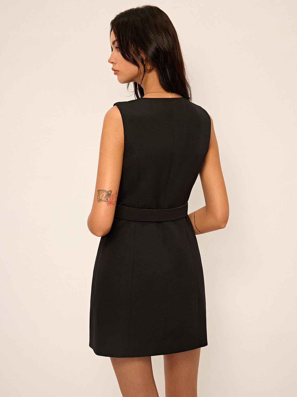 Ärmelloses Wickel-Minikleid mit Metallschnallengürtel