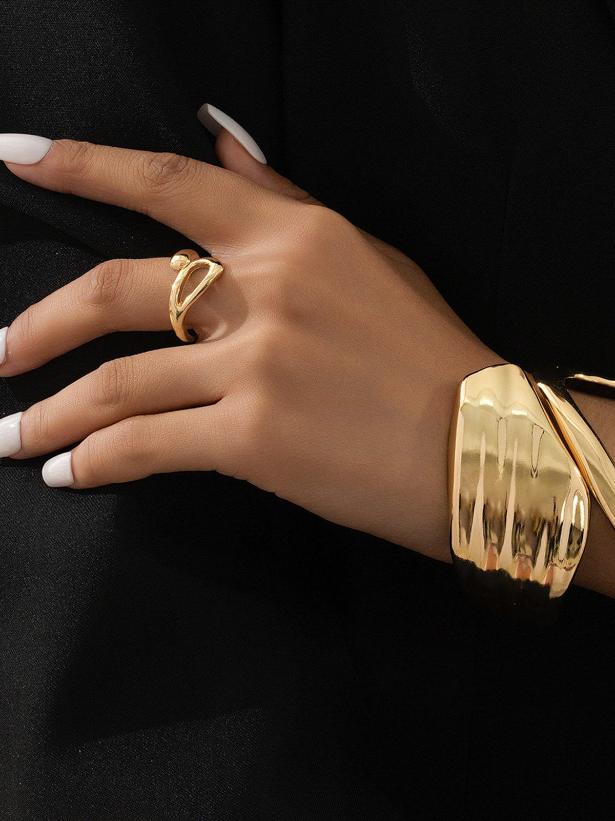 Asymmetrisches Goldring- und Manschettenarmband-Set