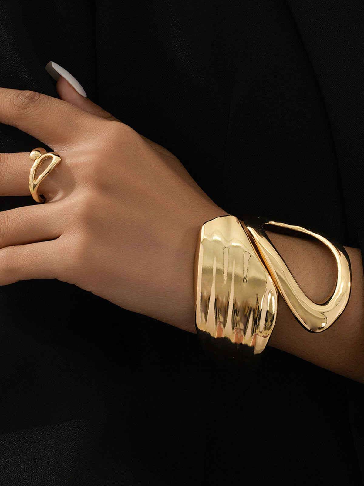 Asymmetrisches Goldring- und Manschettenarmband-Set