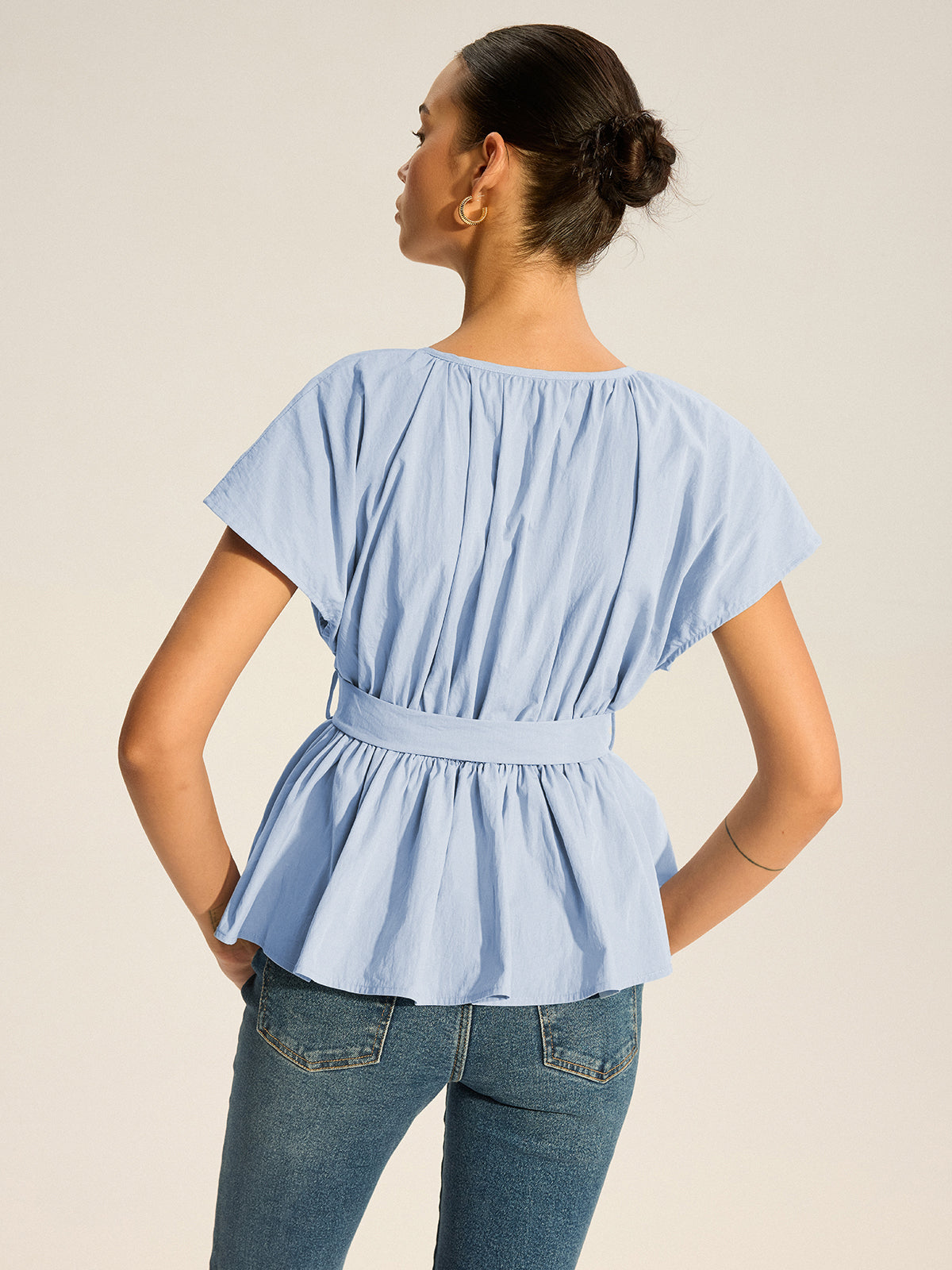 Haut peplum plissé à col en V ceinturé