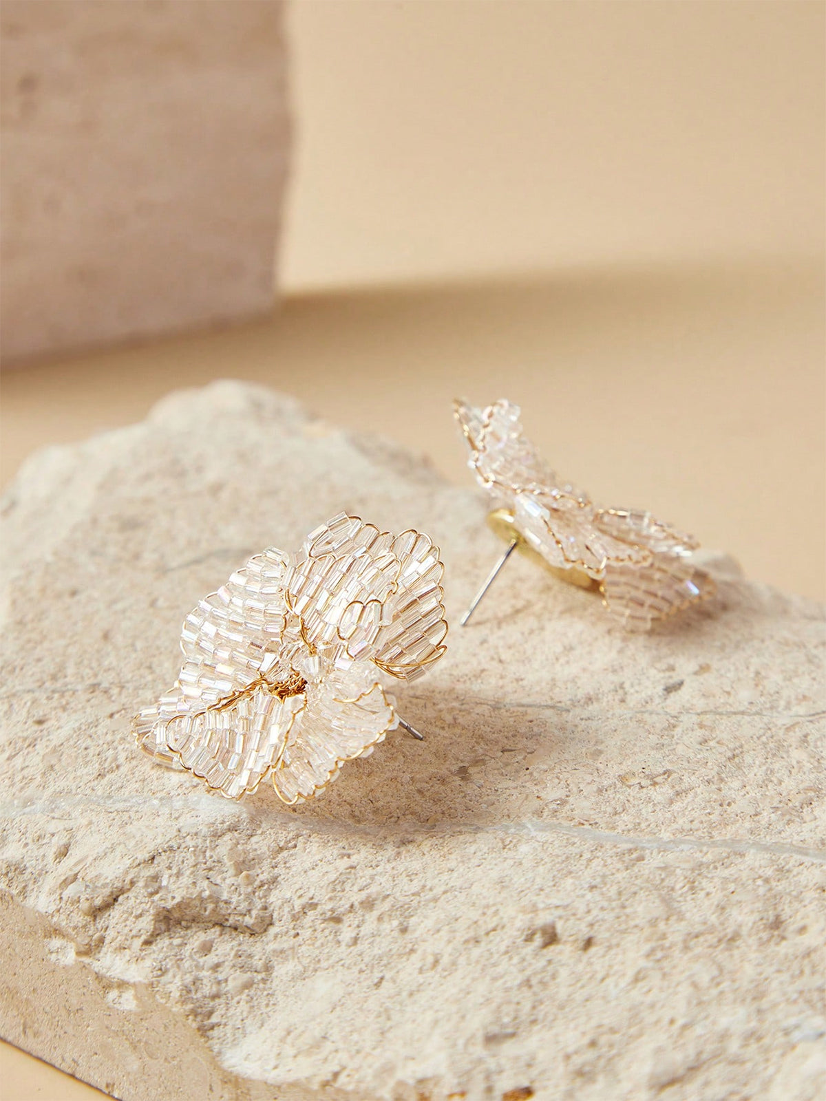 Boucles d'oreilles pendantes décoratives en forme de fleur perlée