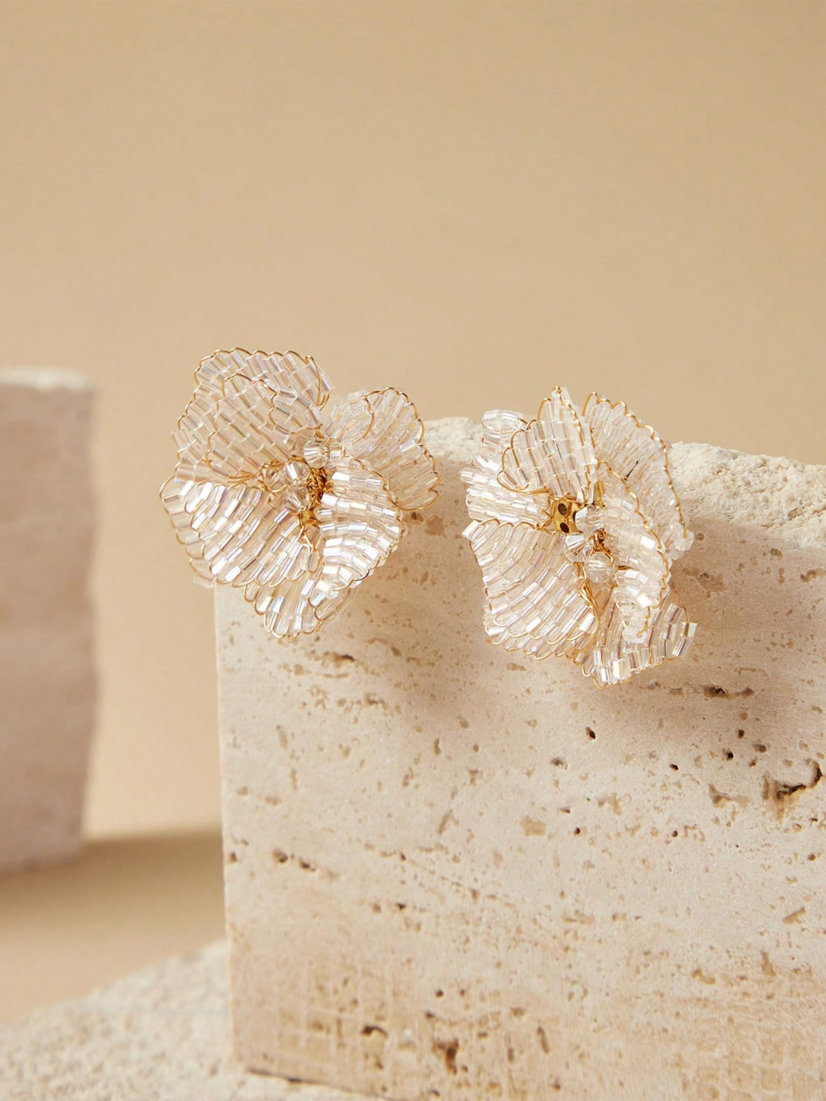 Boucles d'oreilles pendantes décoratives en forme de fleur perlée