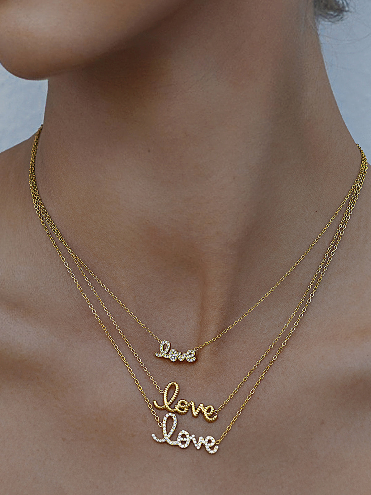 Collier pendentif orné de cristaux