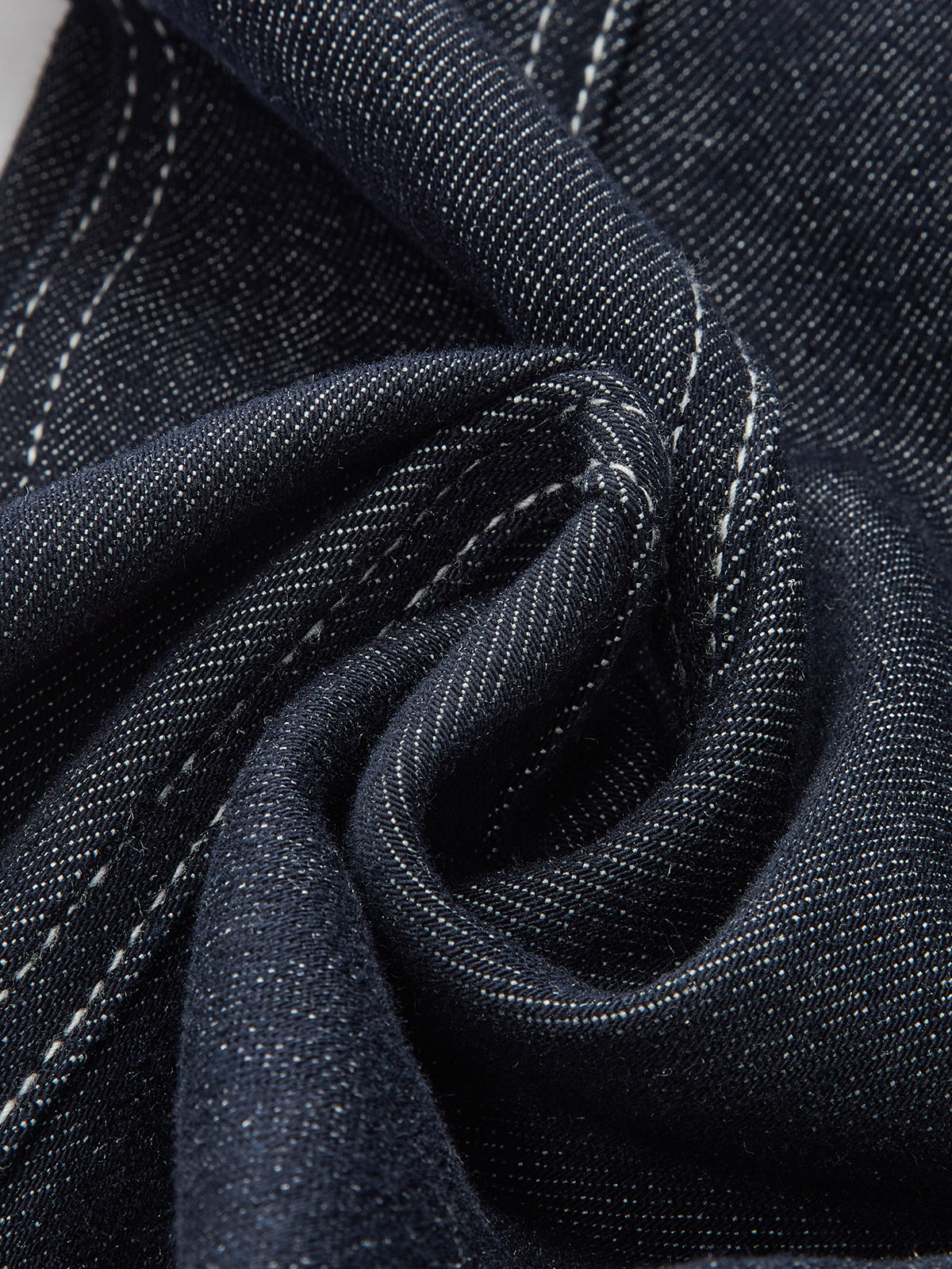 Pantalon en denim à surpiqûres contrastées avec ceinture