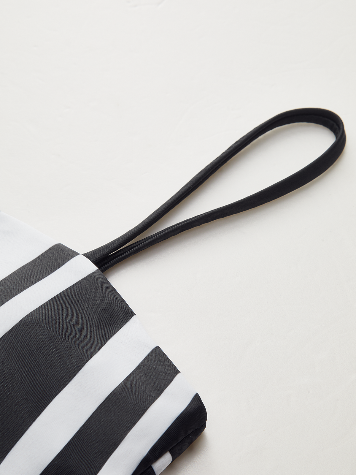 Bikini-Oberteil mit geometrischem Muster und asymmetrischen Trägern