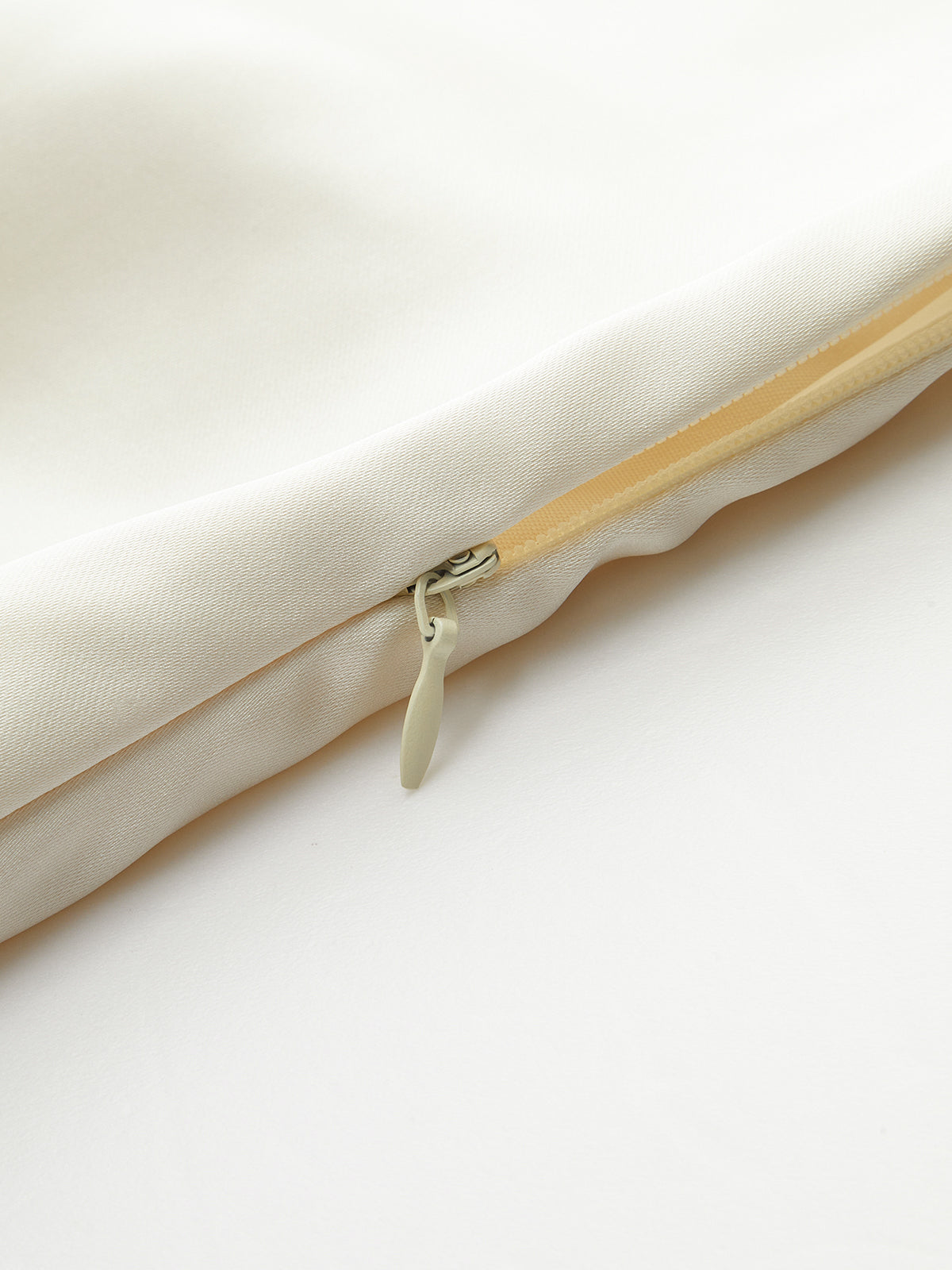 Einassymetrisches One-Shoulder-Top mit Schleifendetail
