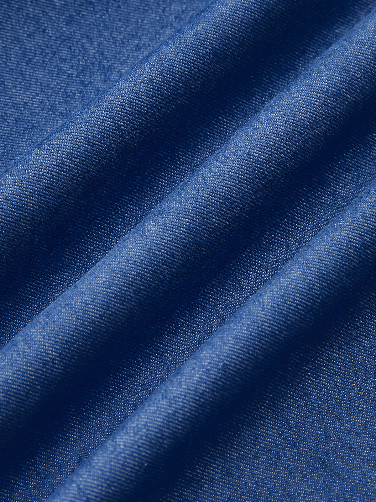 Gerafftes Midikleid mit Polokragen und Knopfleiste