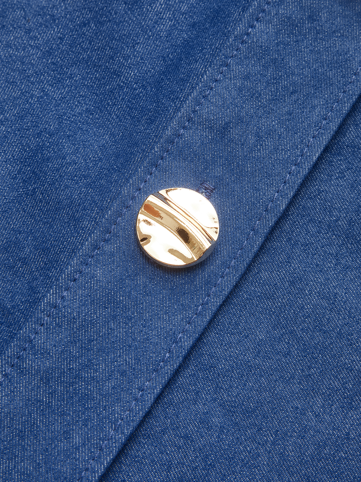 Gerafftes Midikleid mit Polokragen und Knopfleiste