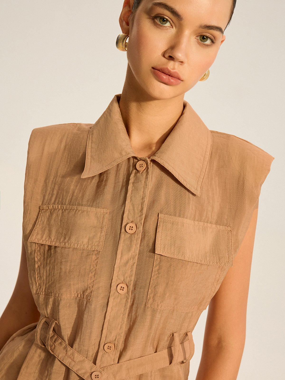 Ärmellose Bluse mit Gürtel