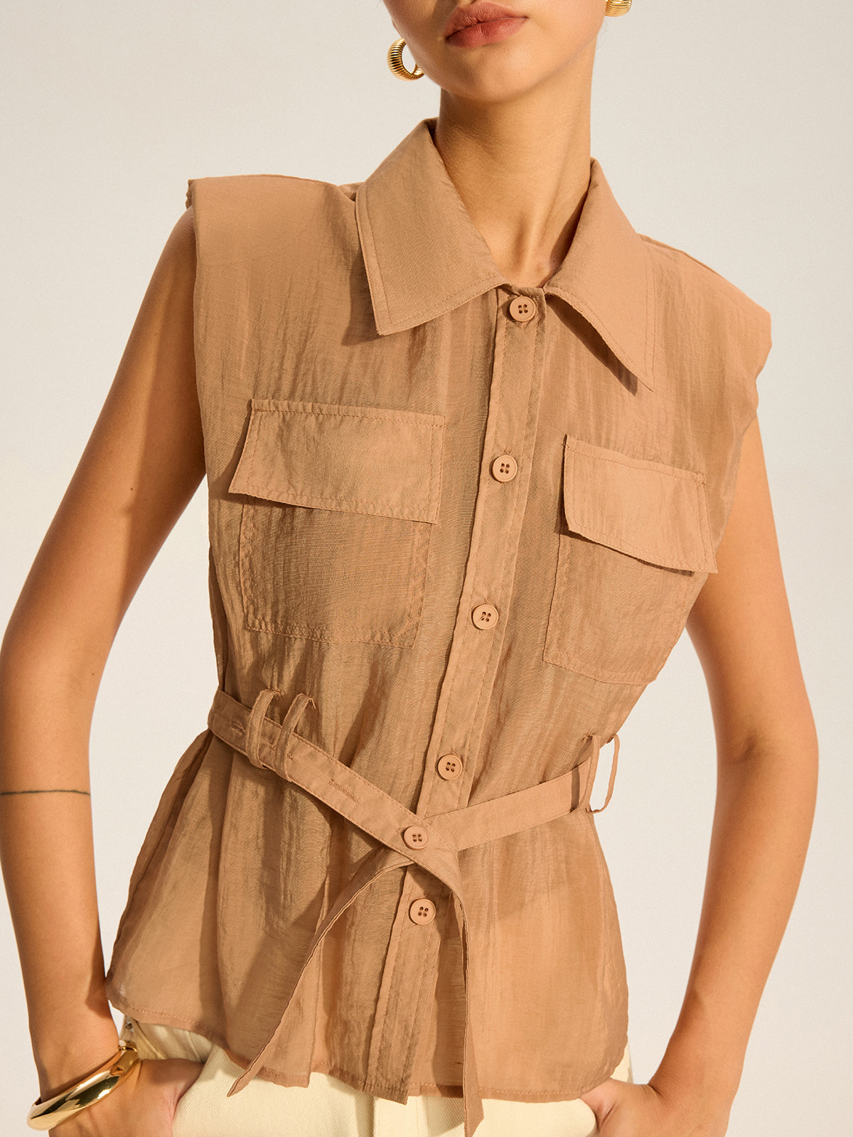 Ärmellose Bluse mit Gürtel