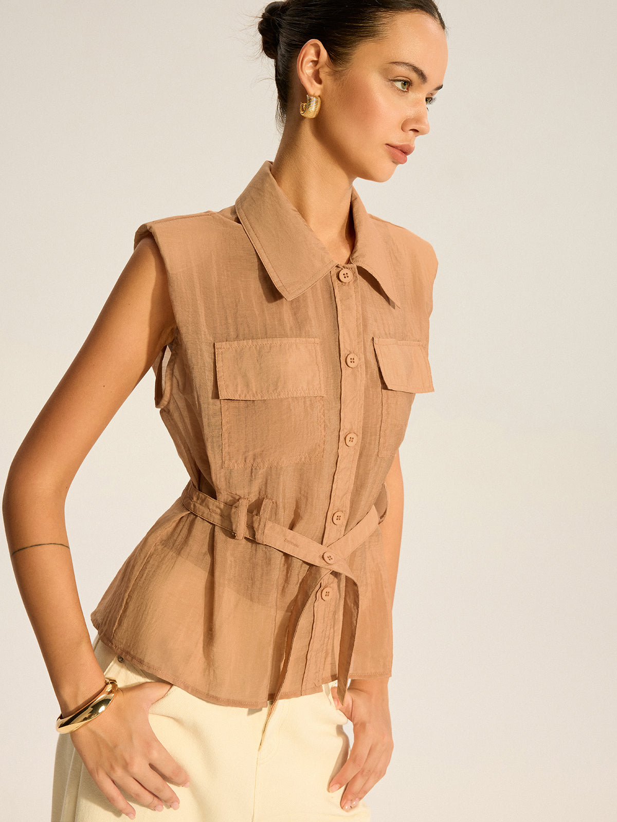 Ärmellose Bluse mit Gürtel