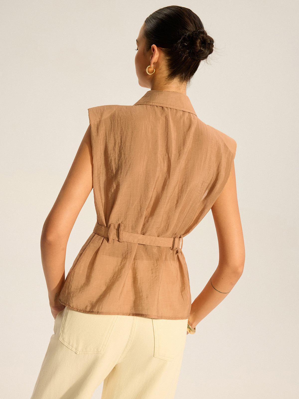 Ärmellose Bluse mit Gürtel
