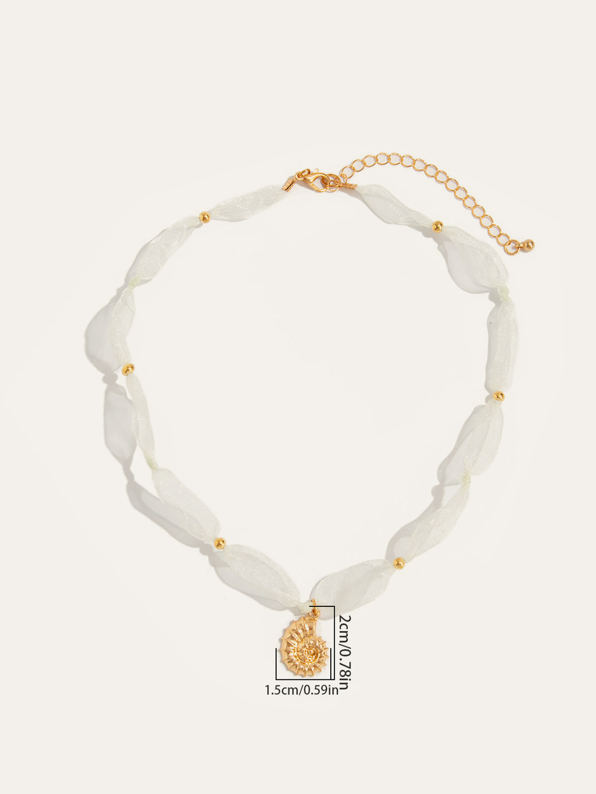 Collier pendentif conque en tulle et perles