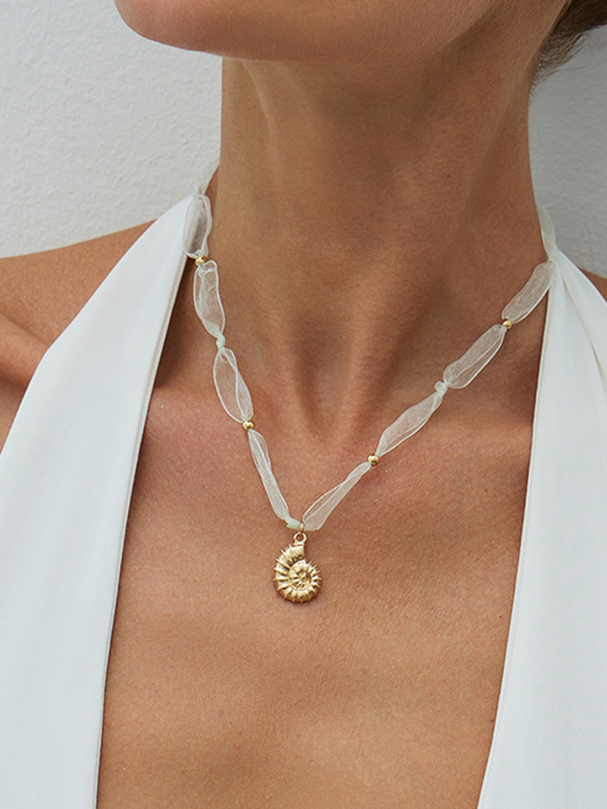 Collier pendentif conque en tulle et perles