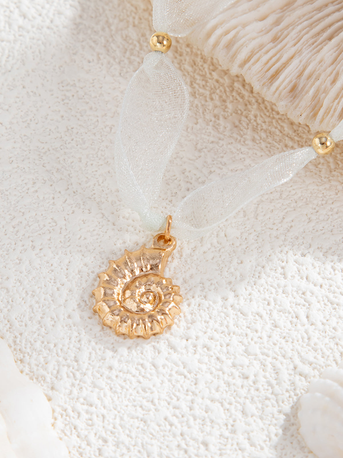 Collier pendentif conque en tulle et perles