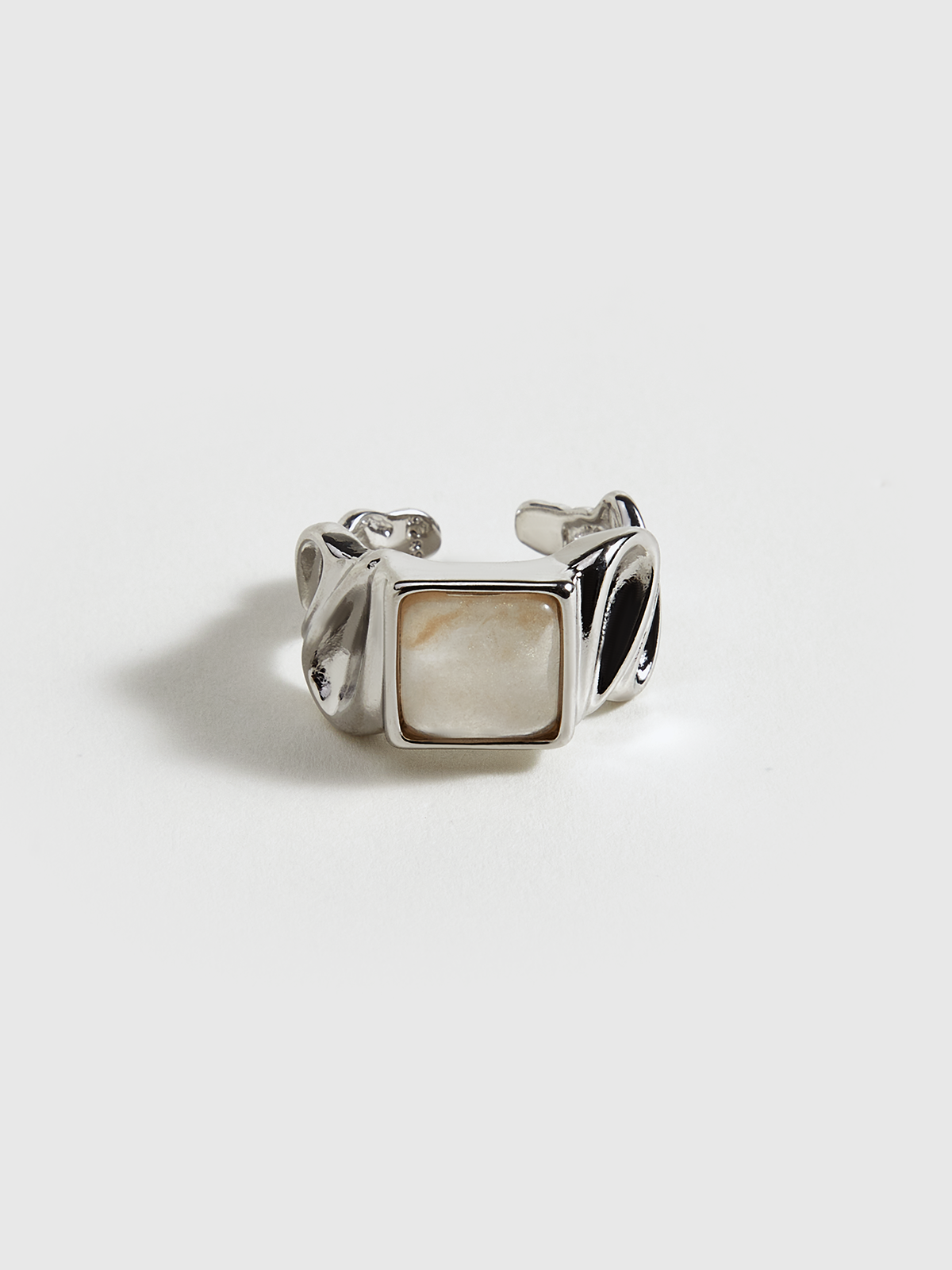 Bague ajustable ton argent avec pierre carrée