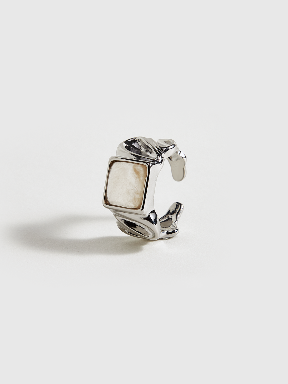 Bague ajustable ton argent avec pierre carrée