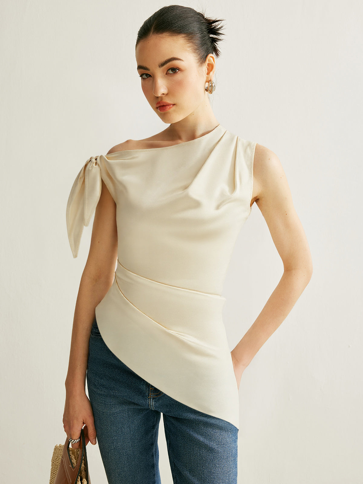Einassymetrisches One-Shoulder-Top mit Schleifendetail