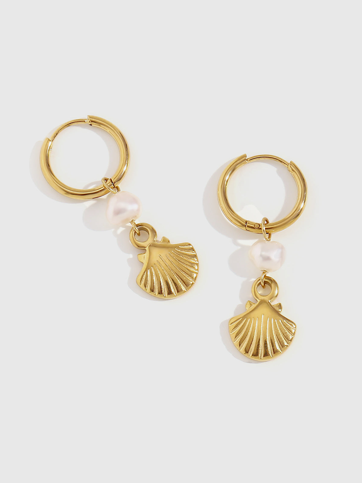 Boucles d'oreilles créoles plaquées or avec perles et breloques coquillages