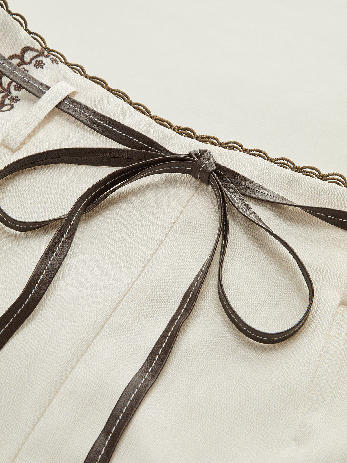 Shorts de costume imprimés fleuris avec bordures en dentelle et ceinture
