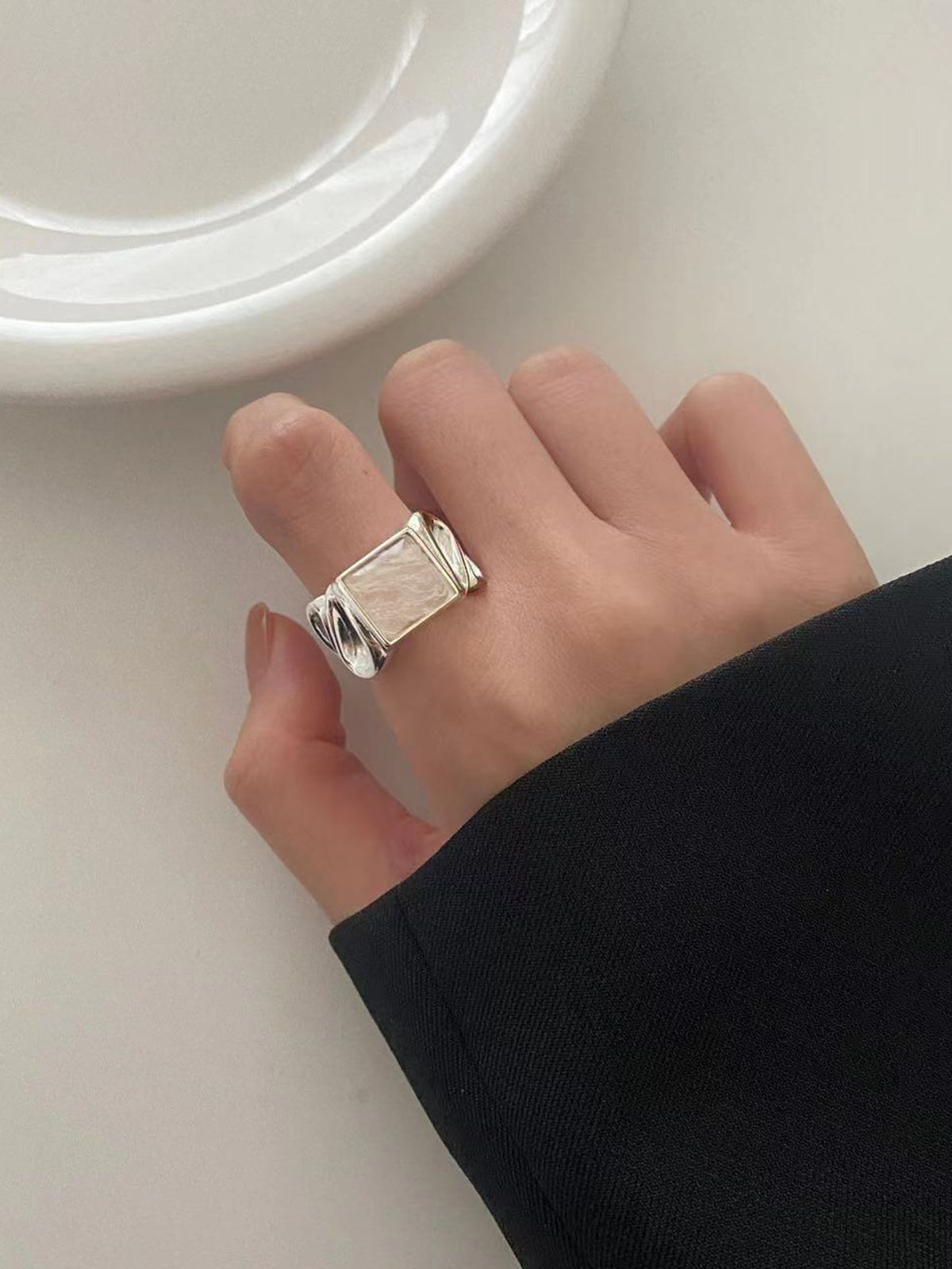 Bague ajustable ton argent avec pierre carrée