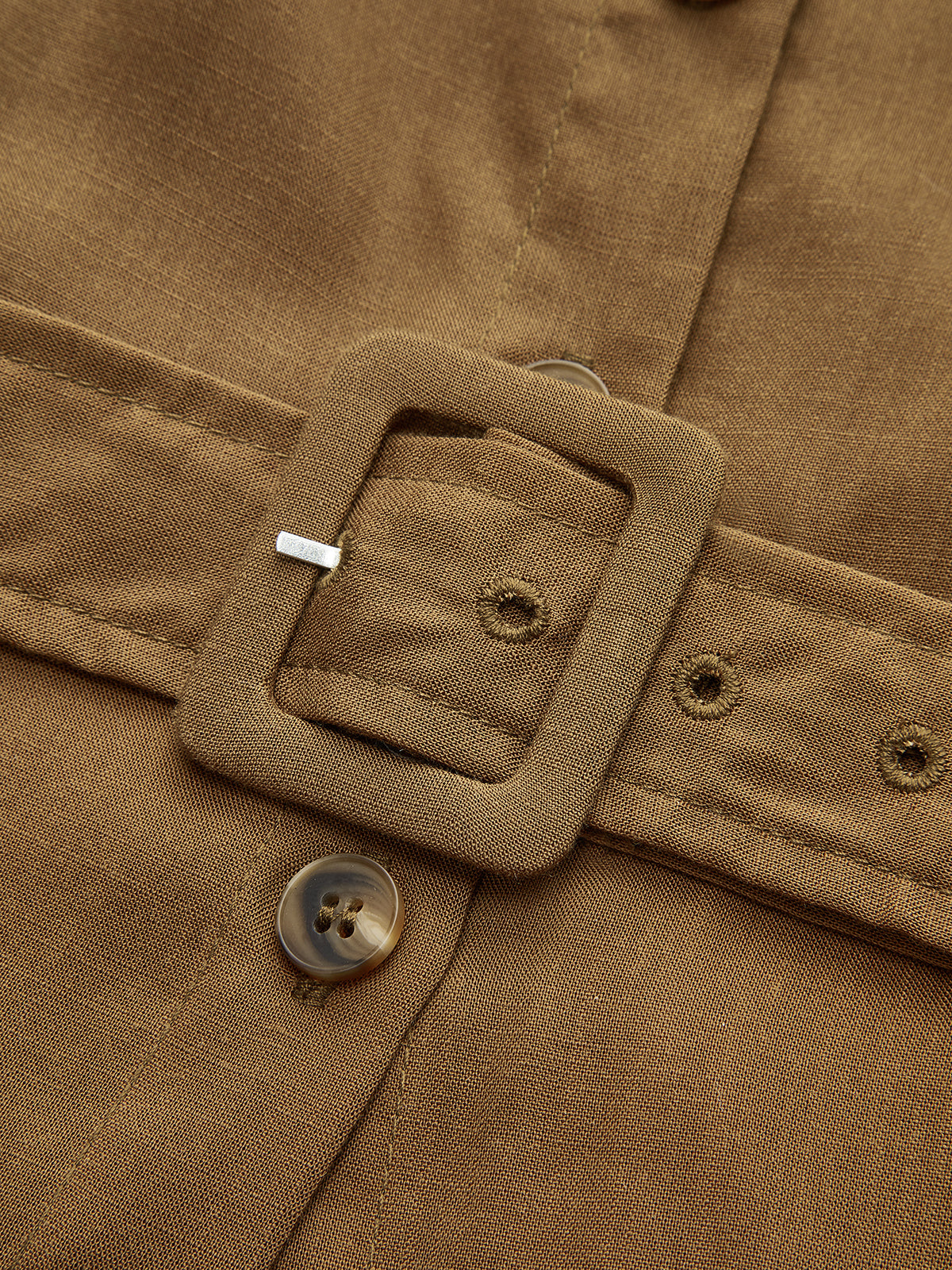 Ärmelloses Maxikleid mit Gürtel und Knöpfen