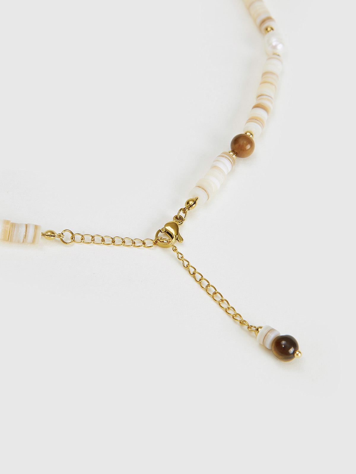 Halskette mit Tigerauge- und Muschelperlen