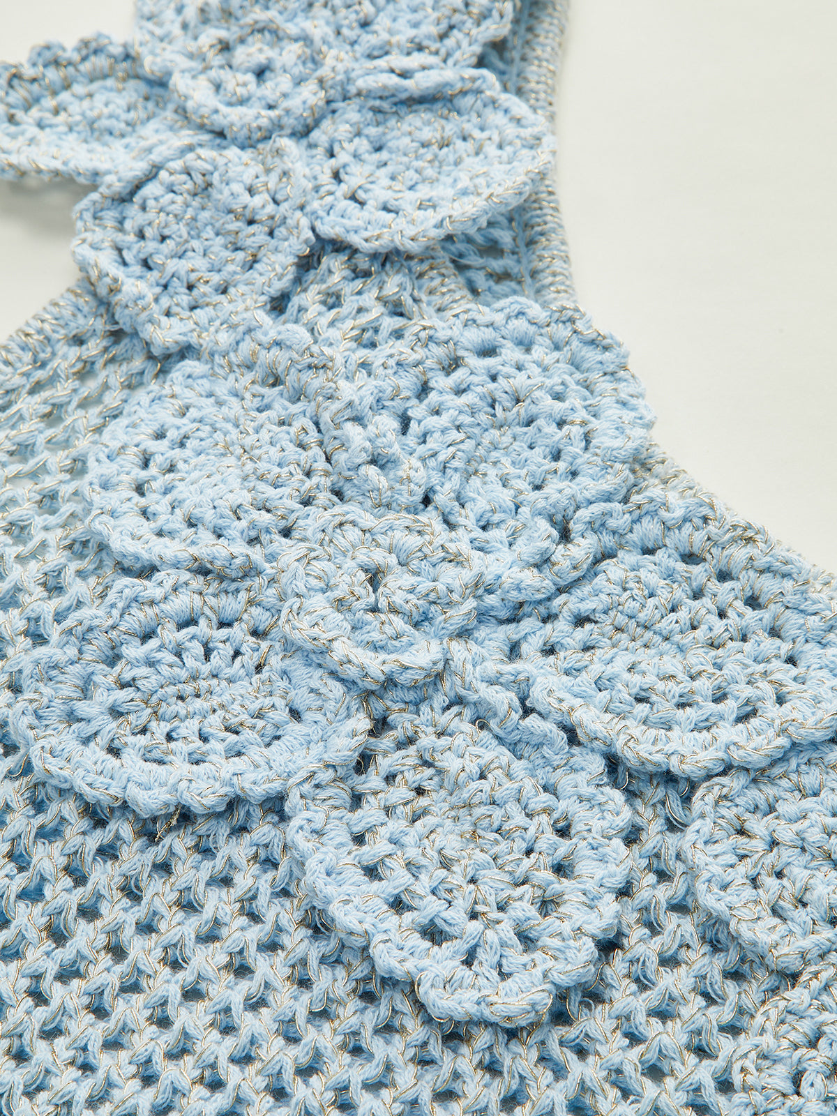 Haut en maille crochetée fleurie à une épaule