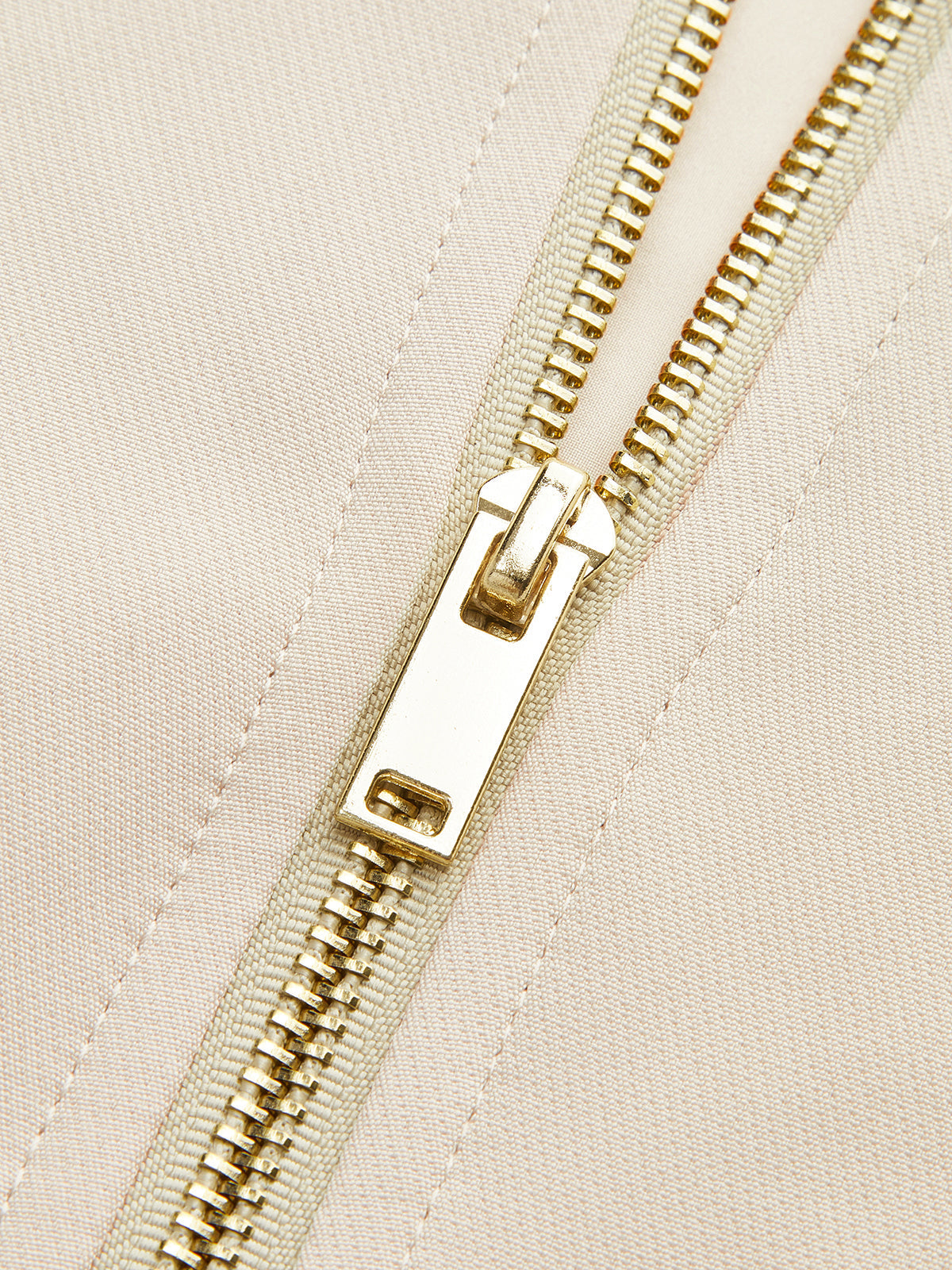 Kurzes Reißverschlusskleid mit Taschen