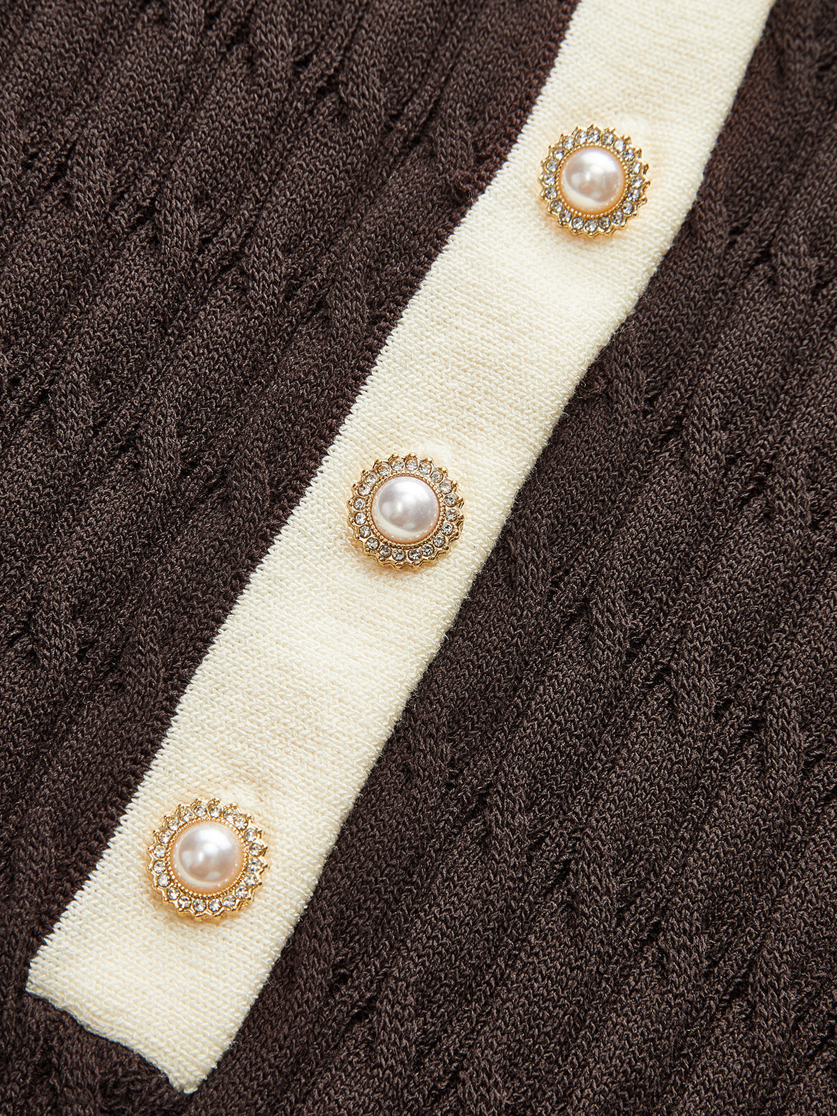 Midi-Strickkleid mit Kontrastkragen und Zopfmuster