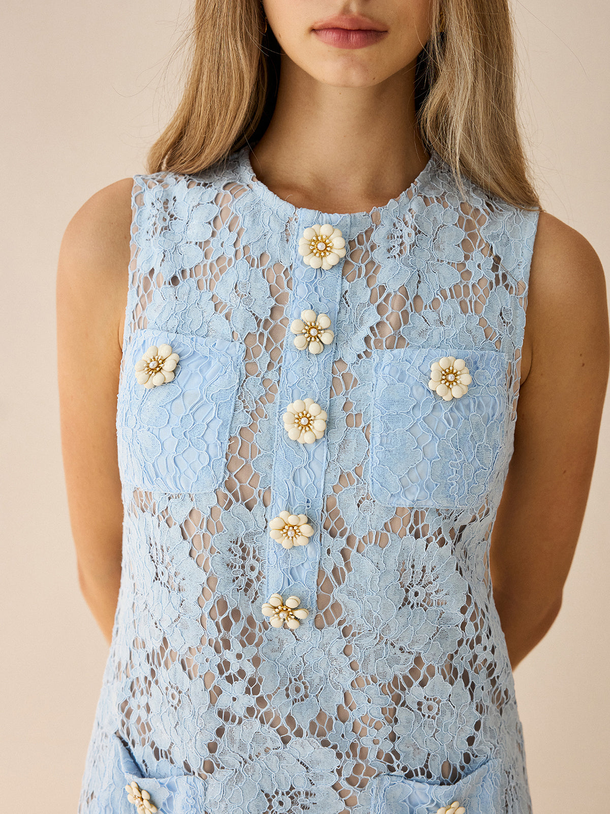 Mini-robe en dentelle à boutons en forme de fleur