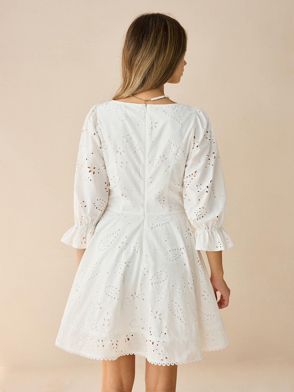 Robe courte en coton à œillets et bord festonné