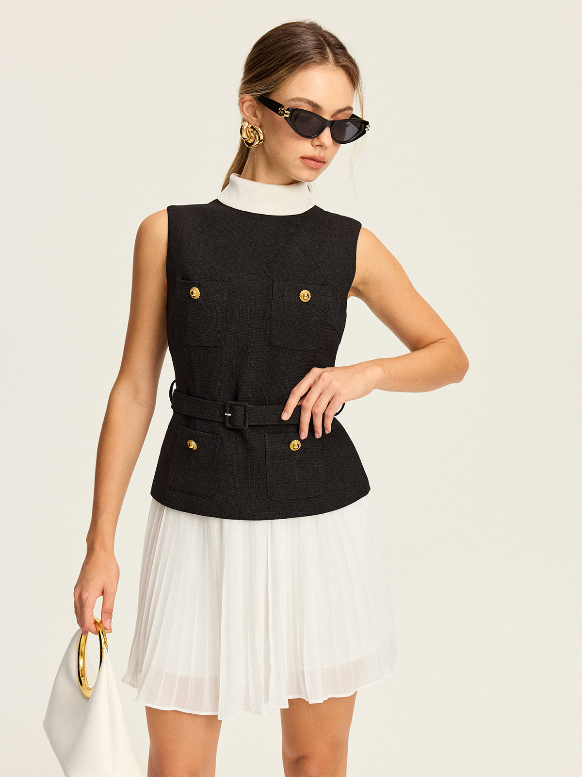 Ensemble gilet sans manches ceinturé et jupe plissée