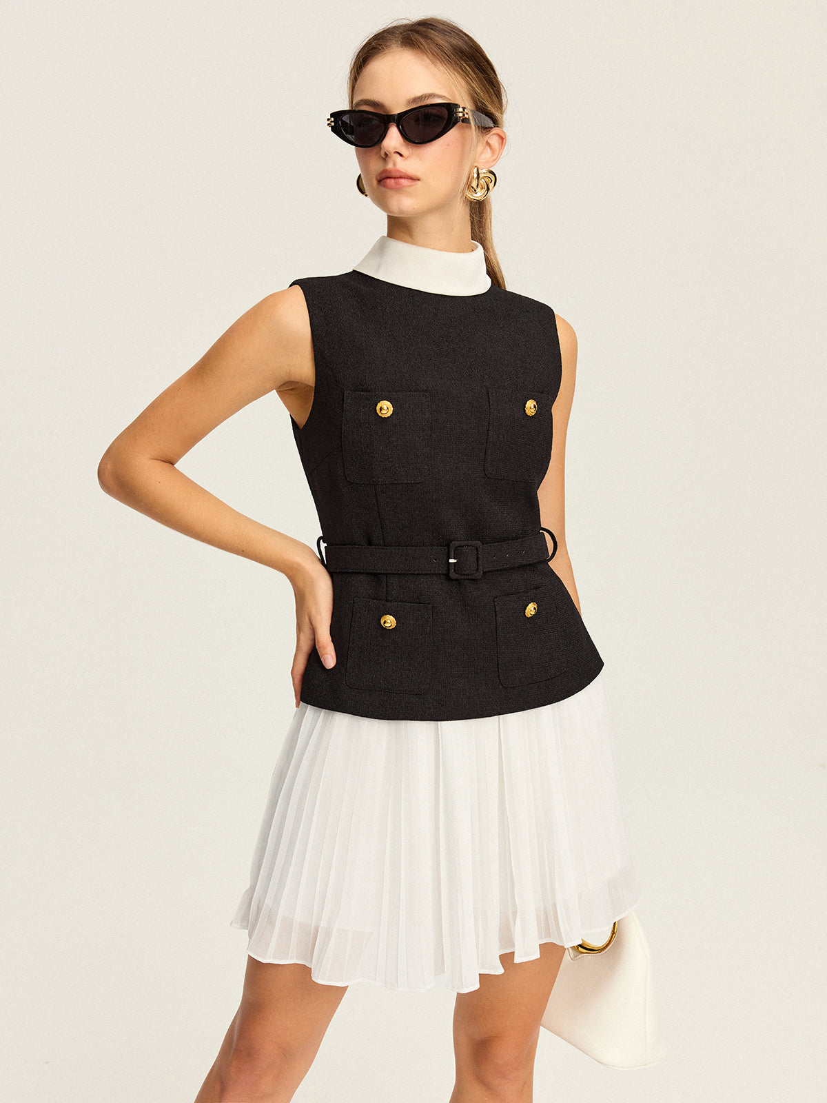 Ensemble gilet sans manches ceinturé et jupe plissée