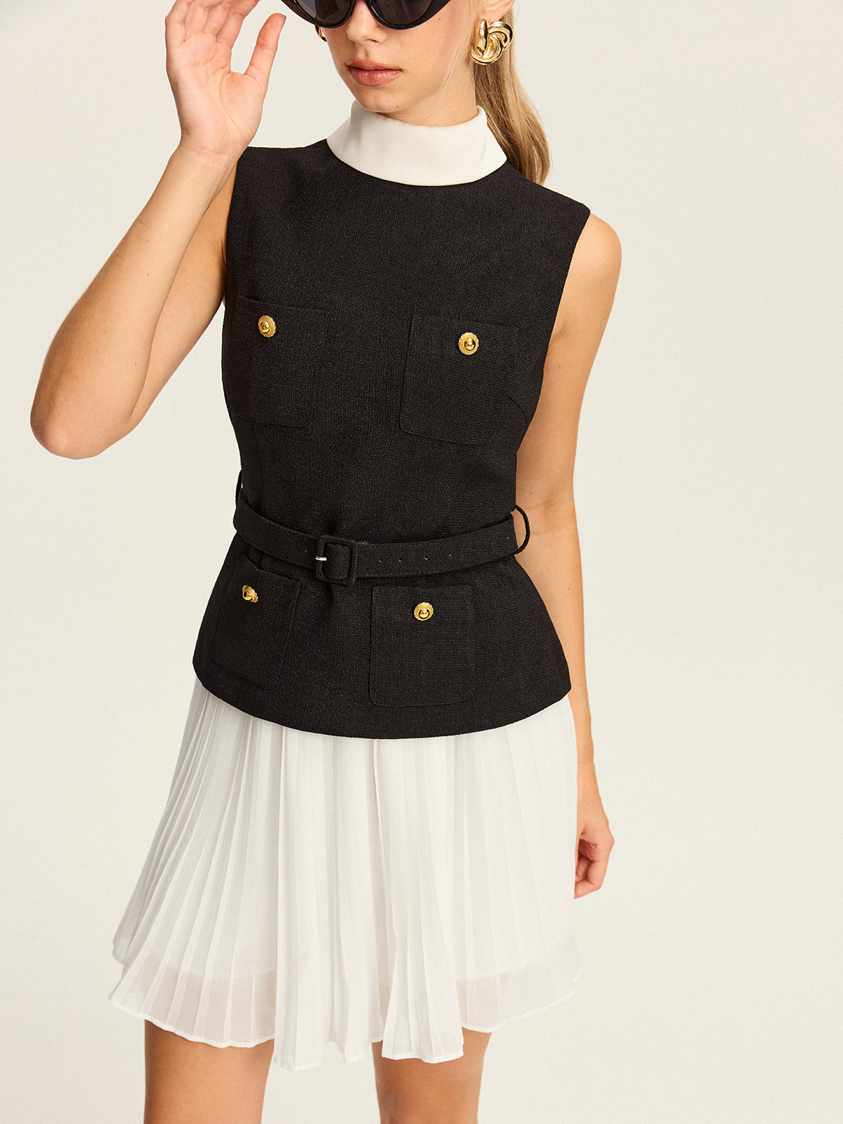 Ensemble gilet sans manches ceinturé et jupe plissée