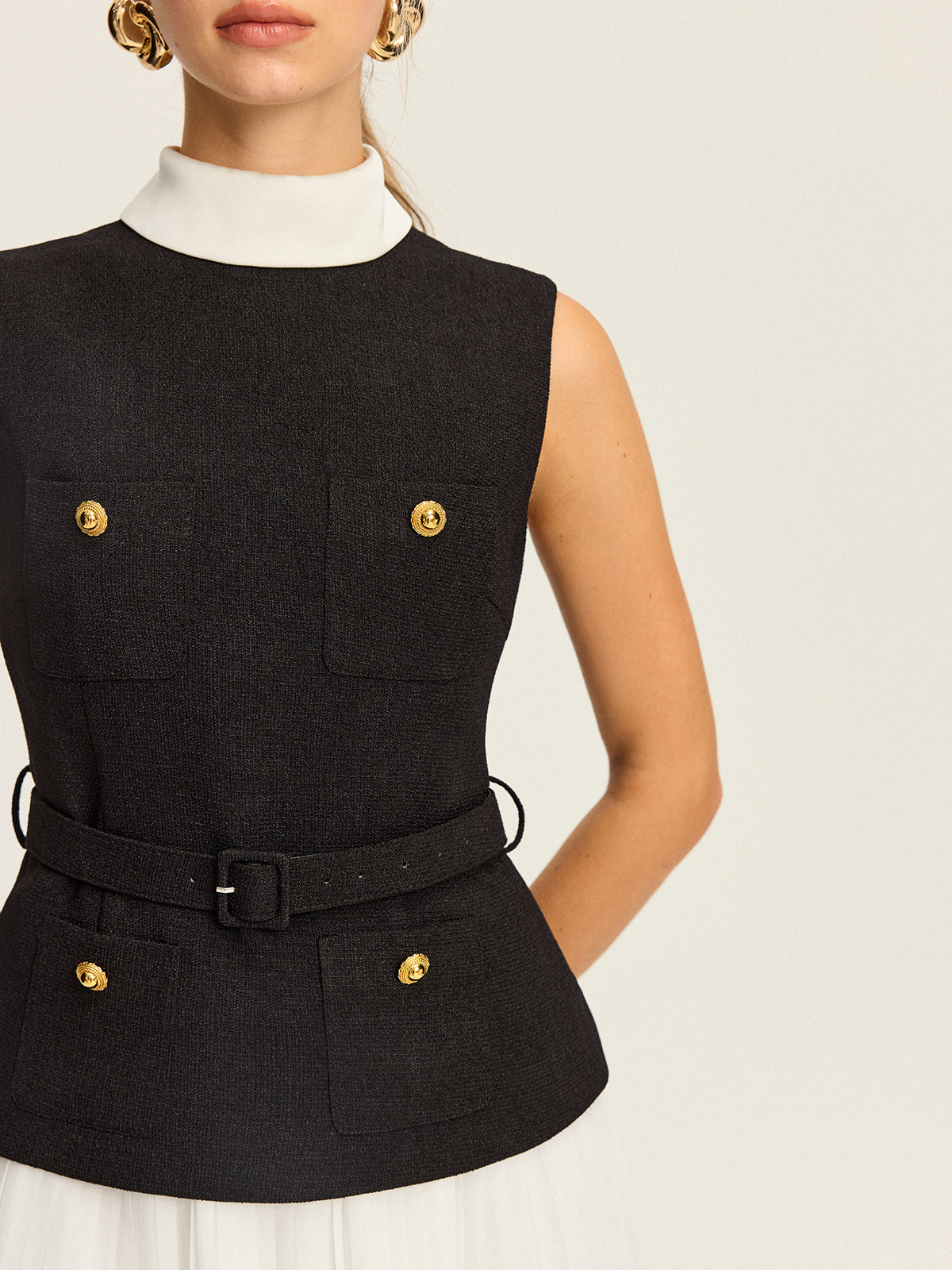 Ensemble gilet sans manches ceinturé et jupe plissée