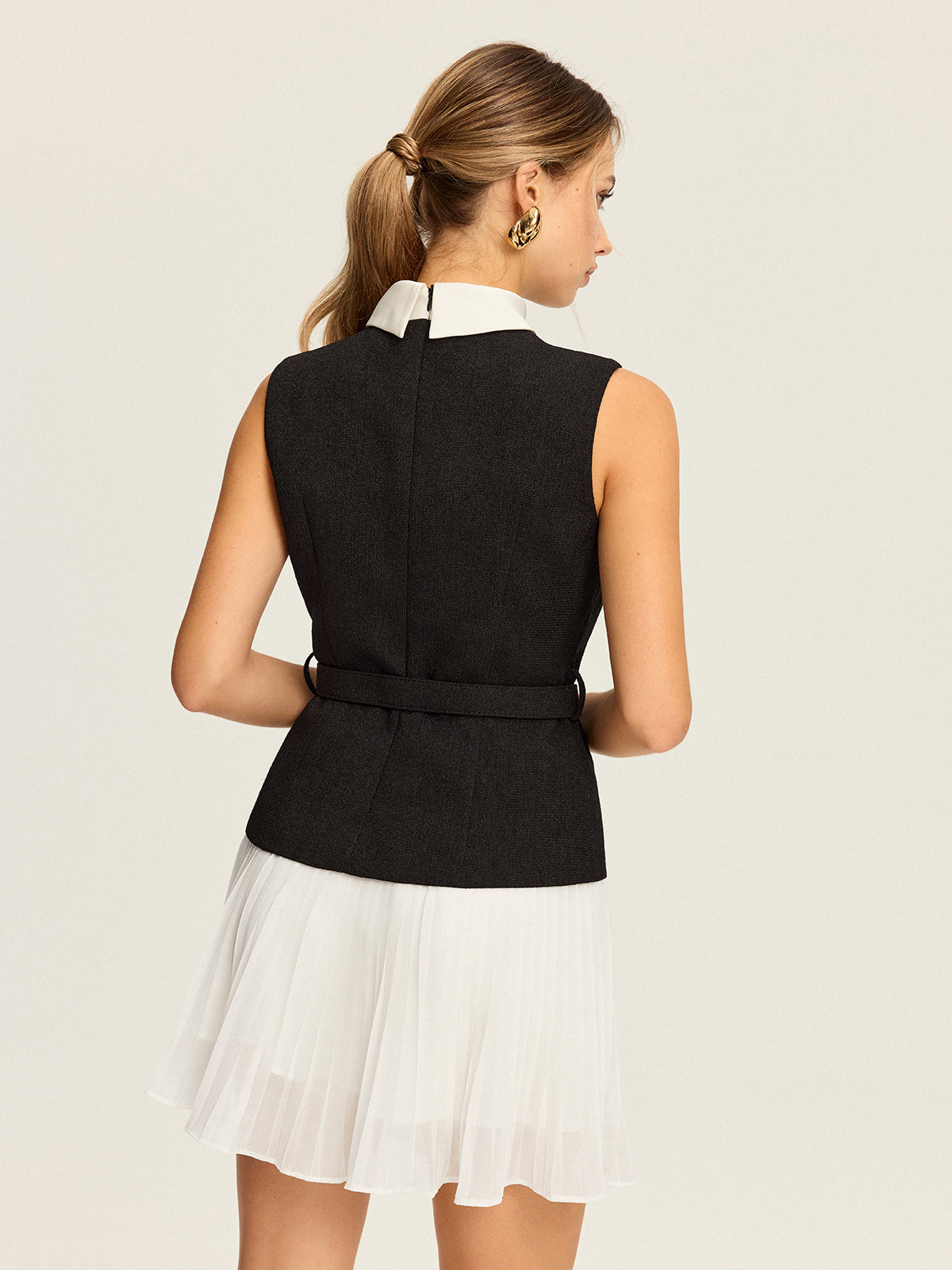 Ensemble gilet sans manches ceinturé et jupe plissée