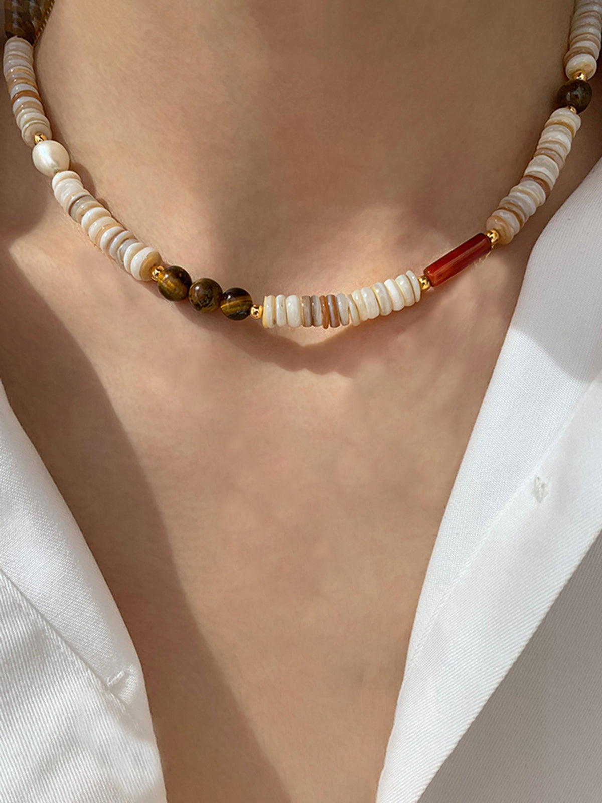 Halskette mit Tigerauge- und Muschelperlen