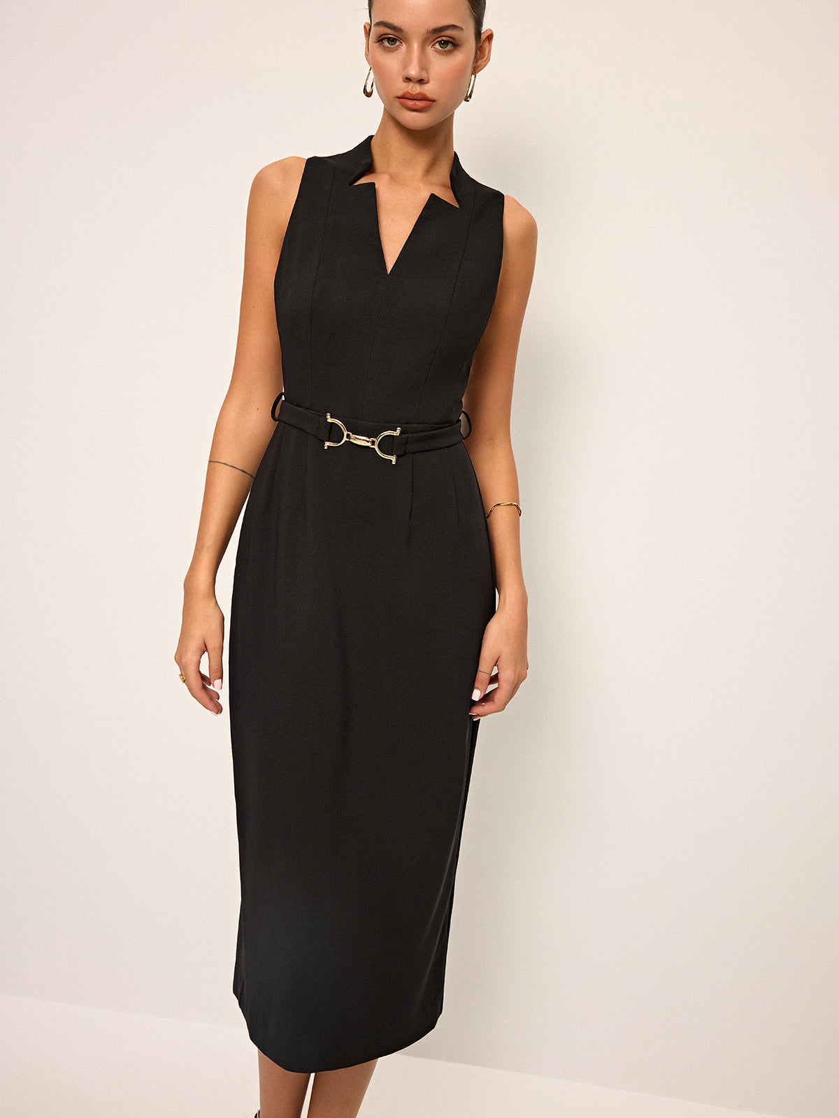 Robe midi sans manches, col en V et ceinture