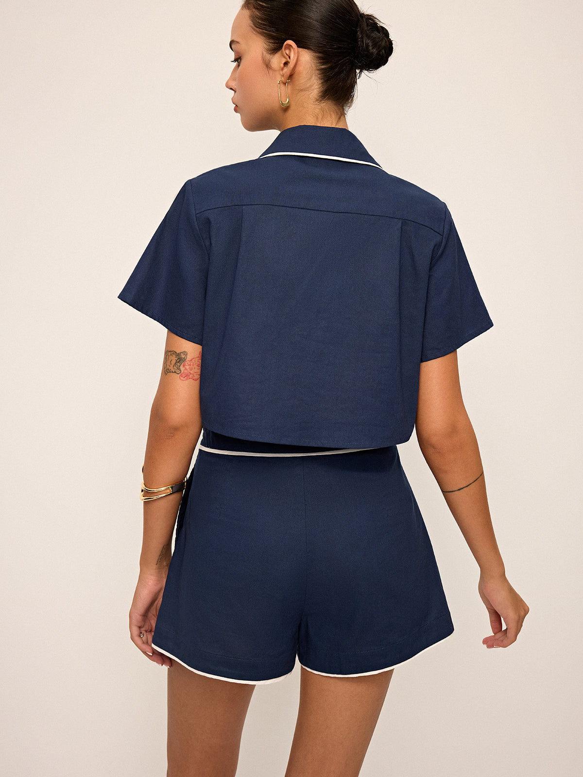 Crop-Shirt- und Shorts-Set mit Kontrastpaspeln