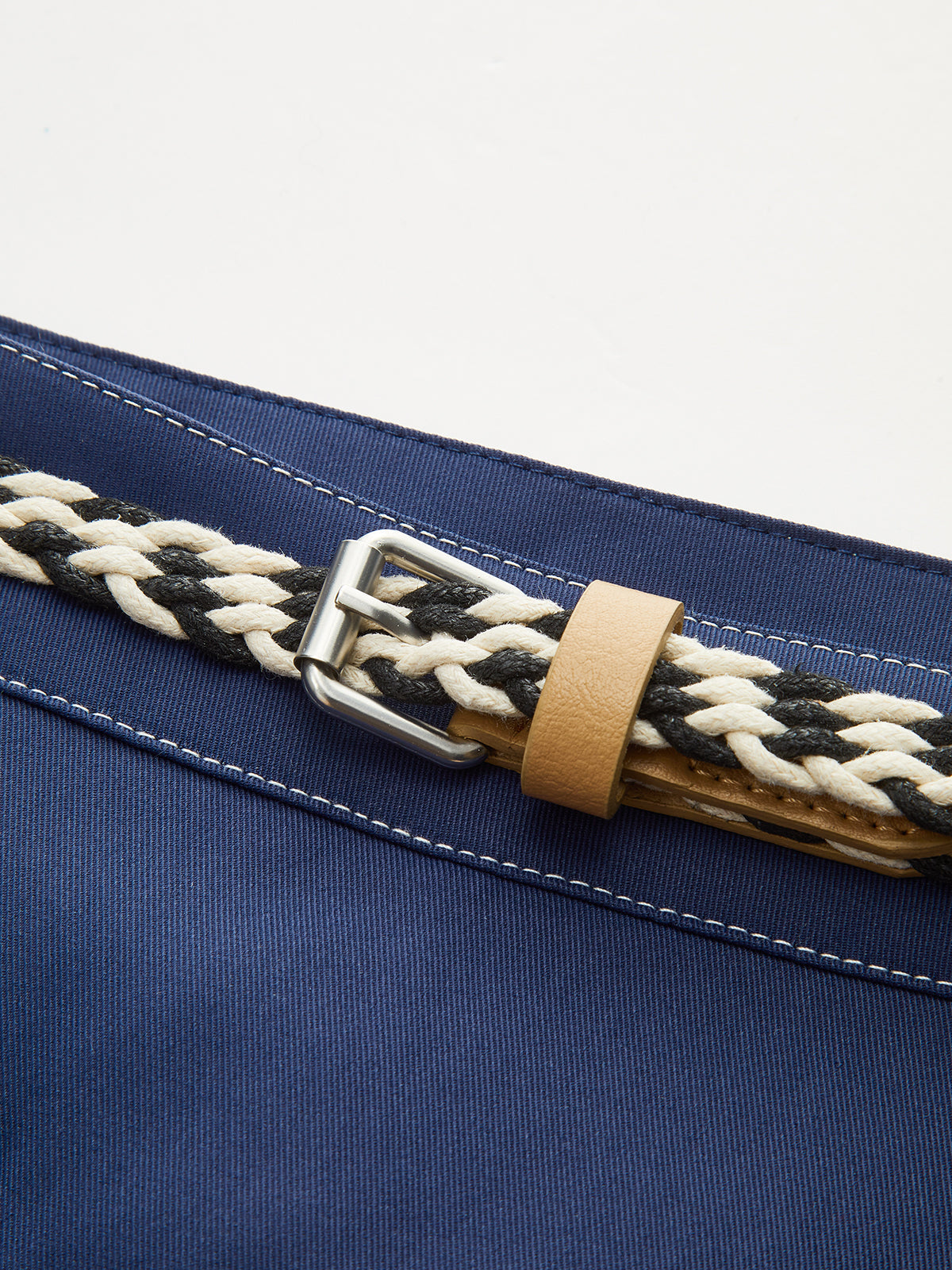 Jupe-short asymétrique à surpiqûres contrastées avec ceinture